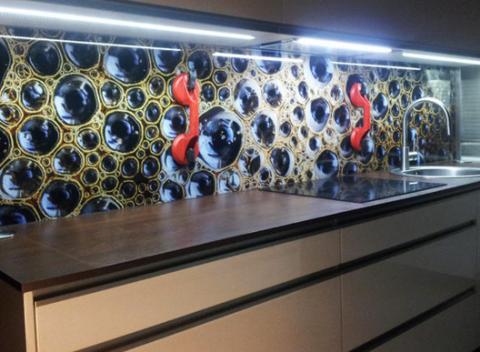 Zľava 100 € na nákup sklenej kuchynskej zásteny. Dodajte vašej kuchyni osobitý štýl vďaka sklenenej zástene, ktorá sa jednoducho udržiava. 