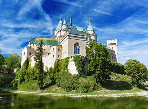 Nenechajte si ujsť chvíle plné oddychu a zábavy v skvelom Hoteli Športcentrum Bojnice***. Pobyt pre 2 s polpenziou a vstupom do wellness.