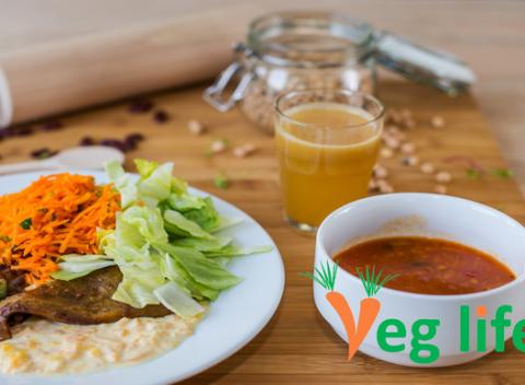 ZdRAWé menu vo Veg life s polievkou, hlavným jedlom a limonádou. Naložte si z toho, čo máte najradšej alebo rovno ochutnajte zo všetkého.