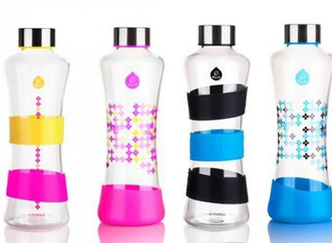 Dodržujte pitný režim štýlovo a ekologicky. Na výber ručne fúkané sklenené fľaše EQUA CMYK Squeeze alebo plastové fľašky EQUA. 