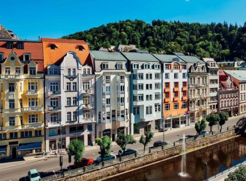 Kúpeľná idylka s neobmedzeným vstupom do wellness, polpenziou a ubytovaním v izbe Superior vo Vienna House Dvořák**** v Karlových Varoch. 