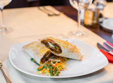 Arménska špecialita - mleté hovädzie mäso v lavaši alebo šašlik s opekanými zemiakmi. Doprajte si nevšedný kulinársky zážitok. 