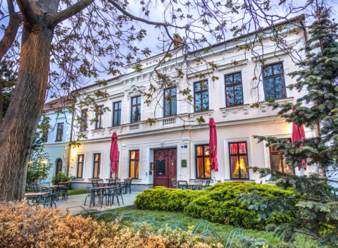 Južná Morava: Hotel Drnholec *** s polpenziou a neobmedzeným vínom či kúpeľmi.