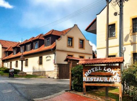 Prejdite si okrasné záhrady, vyskúšajte si farmárčenie s koňmi, kozami a ovcami a zažite tak pohodový relax na statku. 