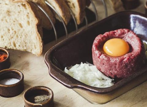 Šťavnatý steak z pravej sviečkovice alebo čerstvý tatarák s hriankami v pivárni Budík. Neodolateľná ponuka pre všetkých, ktorí milujú mäso.