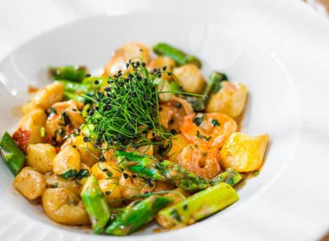 Gastronomický zážitok v štýlovej reštaurácii SurfNTurf. Neuveriteľný výhľad na Bratislavu priamo z Dunaja a špeciálne menu pre 2 osoby. 