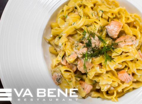 Pochutnajte si na talianskej klasike. Slávnostné menu vo Va Bene – bravčový steak s hríbovou krustou alebo domáce lososové tagliatelle.