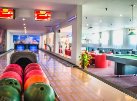 1 hodina bowlingu pre 10 osôb. Bowling si vyžaduje presnú mušku a bojového ducha. Príďte sa zabaviť s partiou do Brooklyn Baru v Košiciach.