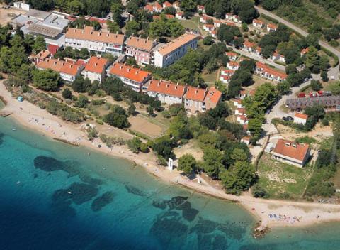 Dovolenka za fantastické ceny v 2* hoteli Komodor na chorvátskom polostrove Pelješac. Jednoduché ubytovanie s polpenziou, na skok od pláže.