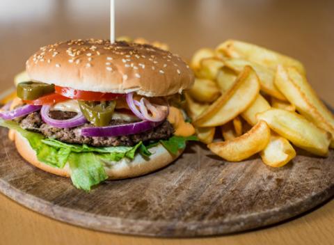 Hovädzí burger so slaninkou a vajcom alebo s jalapeño papričkami a hranolkami. Vychutnajte si poriadne jedlo v pivárni Budík. 