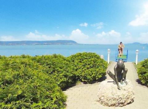 Doprajte si zaslúžený oddych pri maďarskom mori - Balatone. Rodinná dovolenka v hoteli Mária*** s bohatými raňajkami a neobmedzeným bazénom.