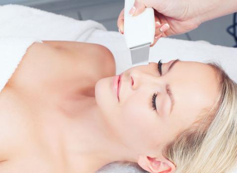 Hladká, zdravá a čistá pokožka pleti vďaka masáže tváre a dekoltu, doplnenej o úpravu obočia. Vaša pokožka sa vám poďakuje.