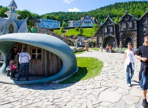 Zábava pre celú rodinu v rozprávkovej dedine Habakuky. Objavte detský svet fantázie a zažite atmosféru slovenských ľudových rozprávok.