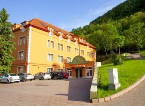 Nechajte sa rozmaznávať v Bellevue Wellness Hoteli Esztergom**** a užite si luxusnú dovolenku s bohatou polpenziou a neobmedzeným wellness.