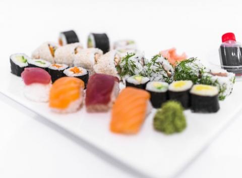 Obľúbená japonská lahôdka - exkluzívne sushi sety pre 2 osoby na donášku. Výber tých najchutnejších kúskov pripravených z čerstvých surovín.