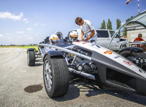 Zaži jedinečný pocit za volantom jedného z najrýchlejších áut na svete. Jazda na aute Ariel Atom - adrenalín na najvyššej úrovni.