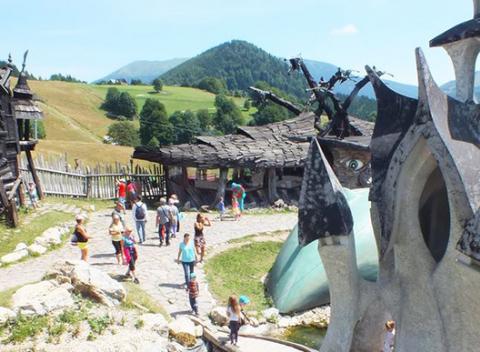 Objavte detský svet fantázie a zažite atmosféru slovenských ľudových rozprávok na vlastnej koži v dedinke prezývanej Habakuky. 