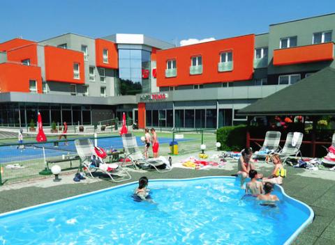 Letný wellness pobyt v Hoteli Tenis na 3 alebo 4 dni v duchu relaxu a aktívneho oddychu. Pre deti je pripravený bazén s vodnými atrakciami. 