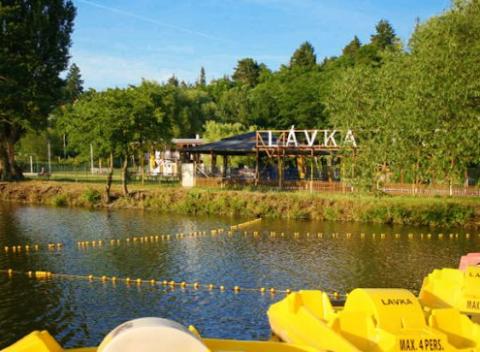 Aktívny športový odpočinok, relax pri vode a dobrodružstvo, to je správne leto pod holým nebom. Pobyt v areáli Camp Lávka Skochovice. 