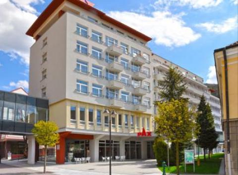 Vyberte sa za oddychom do kúpeľného mesta Trenčianske Teplice. Komfortné ubytovanie s raňajkami pre celú rodinu nájdete v hoteli Pax***.  