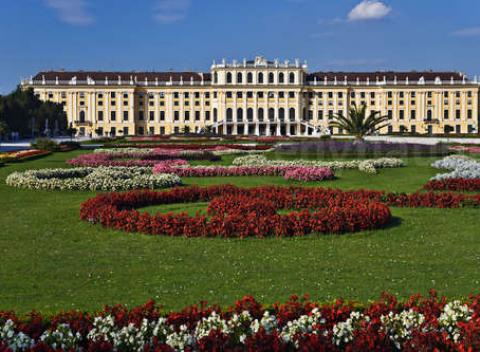 Prežite romantický víkend v metropole na modrom Dunaji. Pobyt s raňajkami pre 2 osoby v 4* hoteli Tourotel Mariahilf v centre Viedne. 