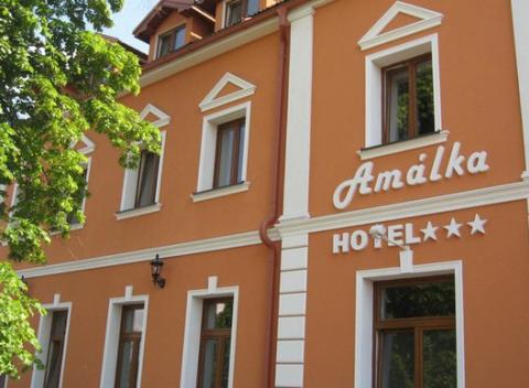 Pohodlné ubytovanie v hoteli Amálka s wellness či privátnou vírivkou. Skvelá dovolenka v malebnej českej dedinke Straškov-Vodochody.  