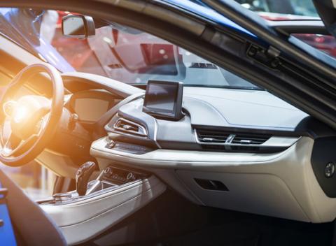 Interiérové čistenie alebo exteriérové ručné umytie. Majte auto ako zo škatuľky a doprajte mu generálne čistenie.