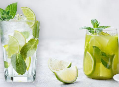 Ľadové osvieženie, ktoré padne vhod počas horúcich dní. Osviežujúce kubánske Mojito alebo ľadový japonský čaj Matcha. 