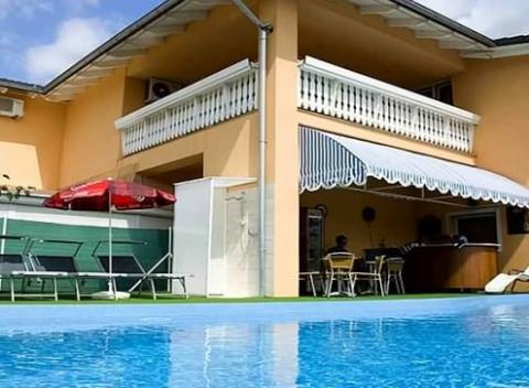 Načerpajte nové sily na dovolenke v obľúbených Piešťanoch. Pobyt v penzióne Zacher s raňajkami či polpenziou a neobmedzeným bazénom.