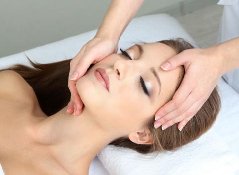 Skrášľujúce procedúry na tvár aj telo v štúdiu OXY Wellness & Visage. Novinkou v omladzovaní pokožky je Vital Injector. 