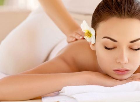 Masáž chrbta alebo masáž s hrejivým zábalom. Zverte sa do rúk odborníčky a doprajte vášmu telu uvoľnenie a zbavte ho bolesti. 