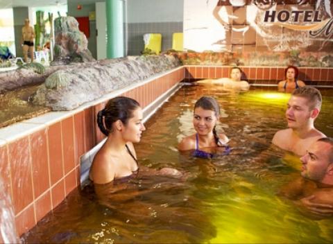 Užite si perfektnú relaxačnú dovolenku v luxusnom 4* hoteli M v kúpeľoch Hajdúszoboszló. Čaká vás polpenzia a neobmedzený wellness.