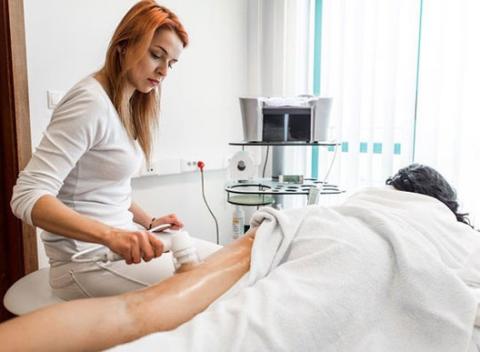 Vstúpte do centra zdravia a krásy a dajte zbohom celulitíde vďaka prístrojovej lymfodrenáži či rádiofrekvencii, úprava obočia ako bonus. 