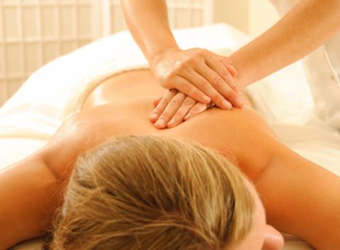 Klasická hodinová masáž chrbta a šije alebo darčeková poukážka na 5 masáží. Ideálny prostriedok, ako sa vysporiadať s problémami.