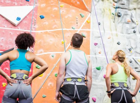 Lezenie s inštruktorom alebo zlaňovanie s neobmedzeným vstupom na lezeckú stenu. Adrenalínová zábava na 900 m2 vertikálnej plochy. 