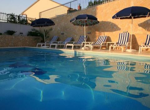 Užite si slnečné pláže, zátoky a more či historické uličky v chorvátskom meste Trogir. Skvelá dovolenka v útulnej vile Paula neďaleko pláže.