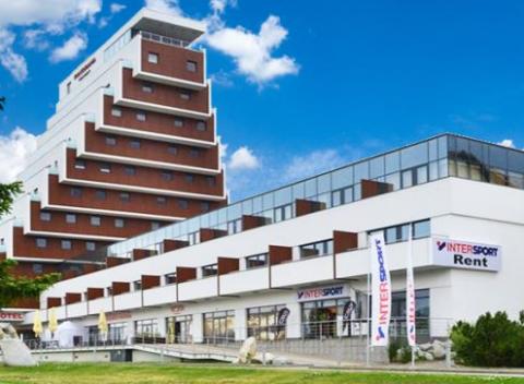 Vyrazte na dovolenku do horského rezortu, ktorý sa nachádza medzi Vysokými a Nízkymi Tatrami. Jazero Štrbské pleso je len kúsok od hotela.