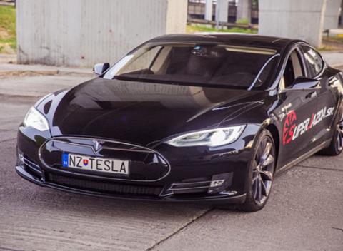 Poriadne sa vybláznite a zažite super jazdu na jedinej Tesle s výkonom 310 KW, ktorá sa dá na Slovensku požičať! 