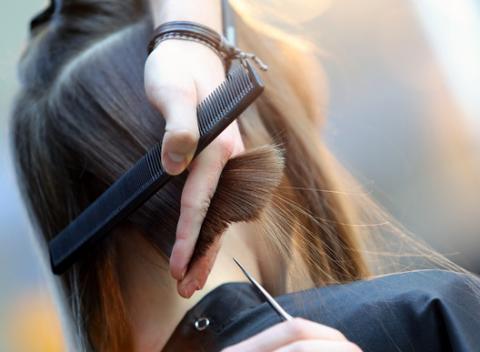 Privítajte leto veľkolepo s novým účesom podľa vášho želania. Dámsky aj pánsky strih či farbenie vlasov s novým strihom vrátane stylingu. 