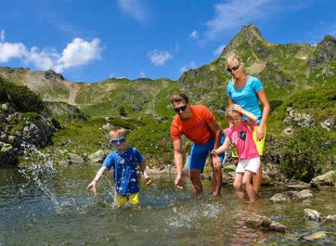 Vychutnajte si letný pobyt pre celú rodinu s polpenziou a wellness na 4 či 7 dní v jedinečnom prostredí Álp v najslnečnejšej časti Rakúska.