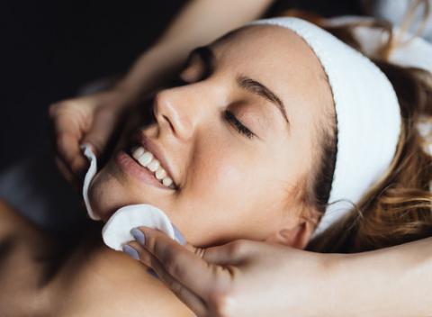 Ošetrenie pleti a dekoltu s liftingovým účinkom. O sviežej a hydratovanej pleti nemusíte len snívať. Doprajte jej reštart v Salóne krásy.