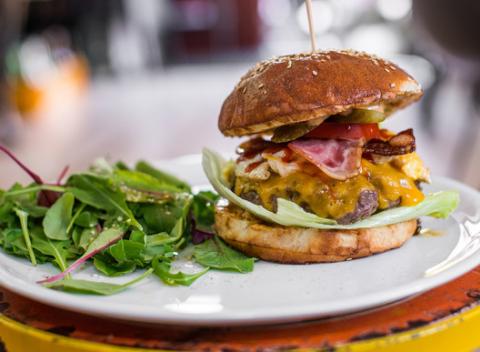 Domáci burger s čapovaným Bernardom. Fantastické jedlo  v novootvorenej prevádzke v Joe & Valery na Obchodnej. 