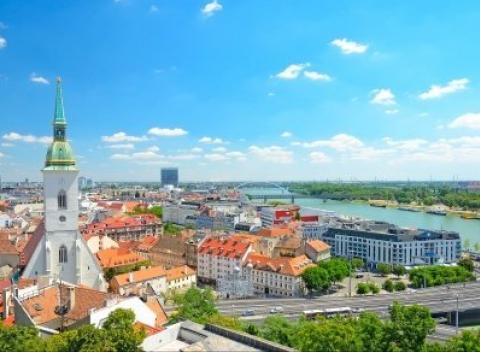 Užite si pohodovú dovolenku v Hoteli Alžbetin Dvor**** len 9 km od Bratislavy. Rodinný pobyt s neobmedzeným wellness s bazénom a raňajky.