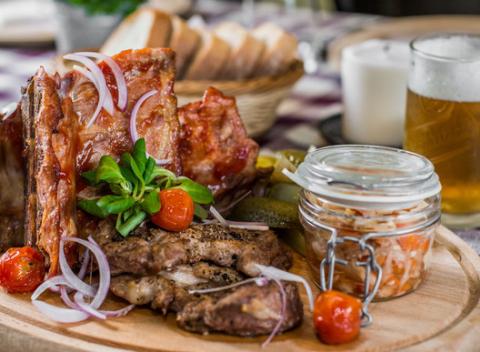 Domáce pomazánky, grilované rebrá a krkovička či pečený pstruh s ančovičkami pre dvoch. Gastronomický zážitok v reštaurácii Leberfinger.