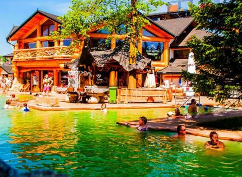 Pokoj, príroda a termálne premene na vás čakajú v malebnej poľskej dedinke Szaflary. Pobyt v hoteli Borowy Dwór s polpenziou a wellness. 