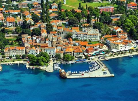 Komfortná dovolenka na severe Dalmácie v Chorvátsku. Rodinný pobyt v typickej dalmátskej vile obklopenej záhradou, blízko pláže, polpenzia.