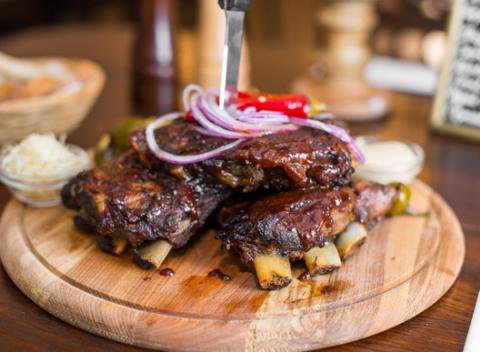 Doprajte si kilové grilované rebierka s pivom alebo kofolou v Slovenskej pivárni. Tradičná slovenská kuchyňa uprostred hlavného mesta.