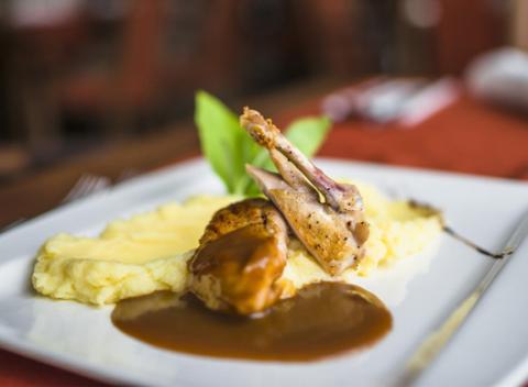 Pochutnajte si spolu s partnerom na lahodnej 2-chodovej  večeri pripravovanej z kvalitných surovín v štýlovom hoteli Košice****.