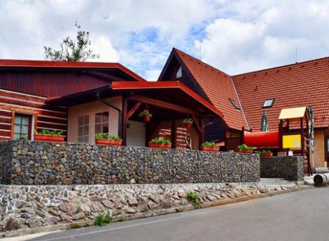 Aktívna rodinná dovolenka na horách. Pobyt na 3 či 4 dni s wellness a polpenziou v útulnom penzióne Chata pod Sjezdovkou v Čenkoviciach. 