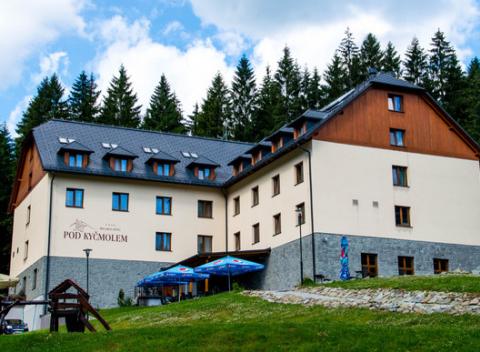 Letná dovolenka s ubytovaním v 4* wellness hoteli, v ktorom sa môžete oddávať nekonečnému relaxu. V cene polpenzia a neobmedzený wellness.